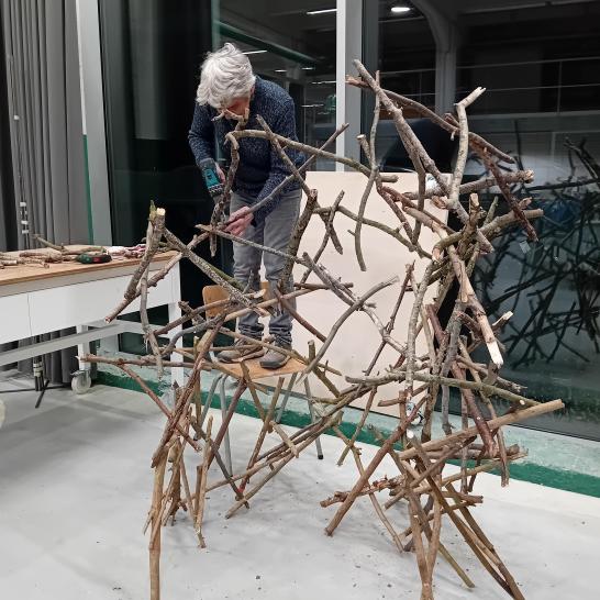 Leerling aan het werk in het atelier beeldhouwen en ruimtelijke kunst