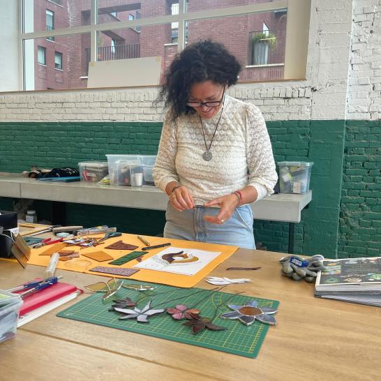 Leerling aan het werk in  het atelier Glaskunst