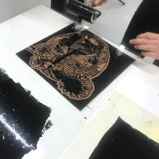 Leerling aan het werk in het beeldatelier voor volwassenen