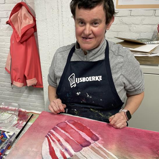 Leerling aan het werk in het atelier aangepast traject