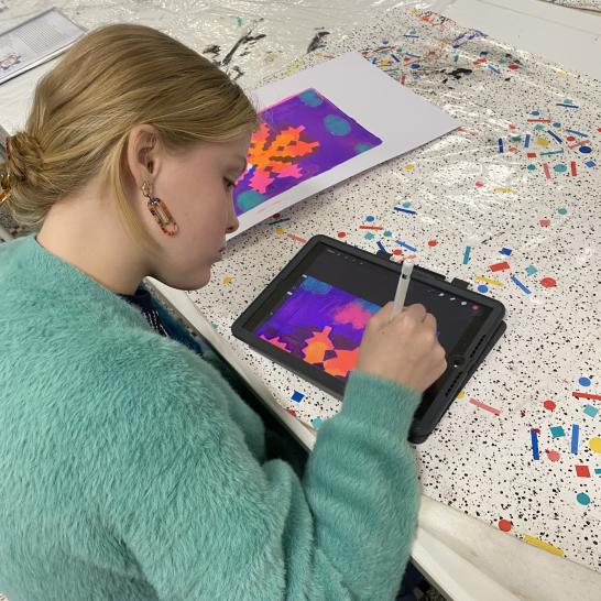 Leerling aan het werk in het audiovisueel beeldatelier