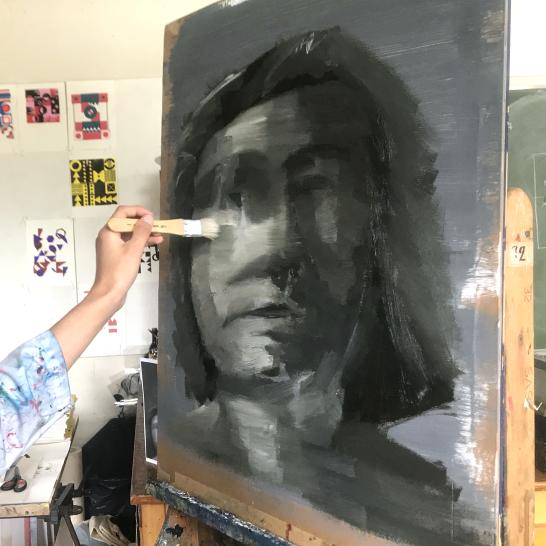 Leerling aan het werk in het atelier van de derde graad
