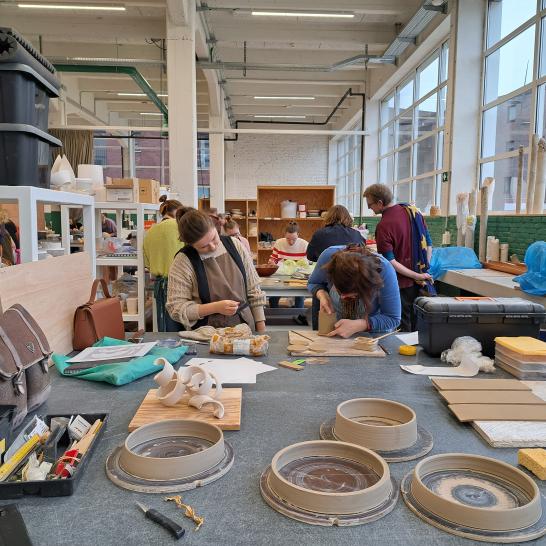 Leerlingen aan het werk in het atelier keramiek