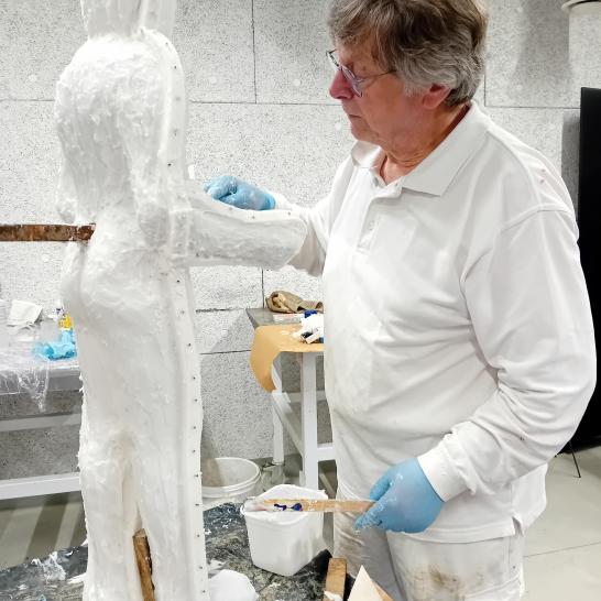 Leerling aan het werk in het atelier beeldhouwen en ruimtelijke kunst