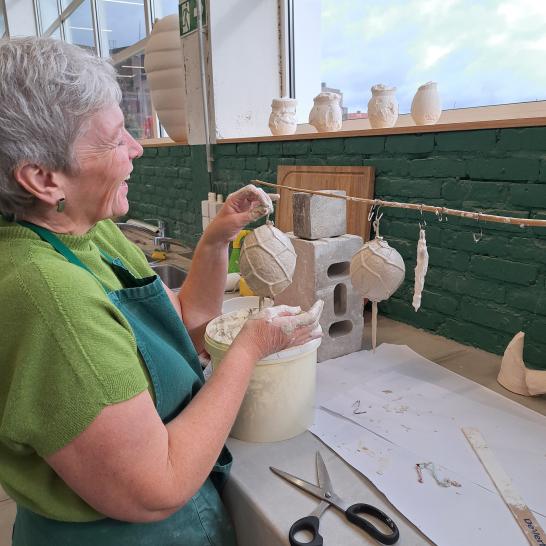 Leerling aan het werk in het atelier keramiek