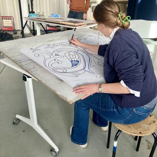 Leerling aan het werk in het atelier tekenkunst