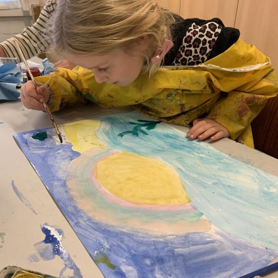 Leerling aan het werk in het atelier van de eerste graad in Oud-Turnhout