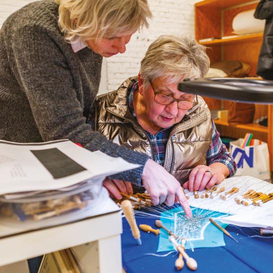Sfeerbeeld uit het atelier kantwerk