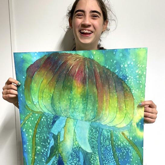 Leerling poseert met werk uit het atelier aangepast traject