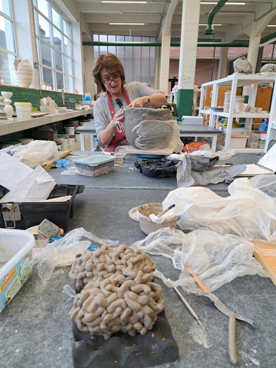 Leerling aan het werk in het atelier Keramiek