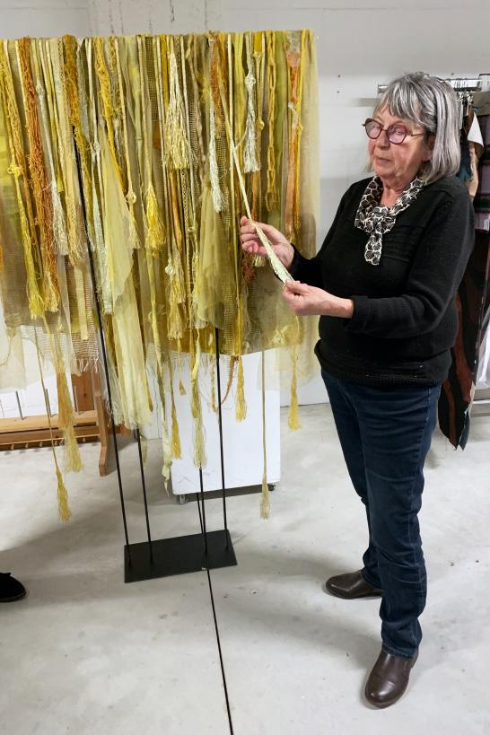 Leerling aan het werk in het atelier textielkunst