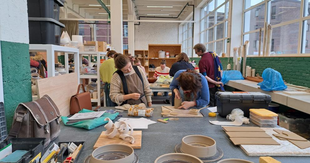 Leerlingen aan het werk in het atelier keramiek