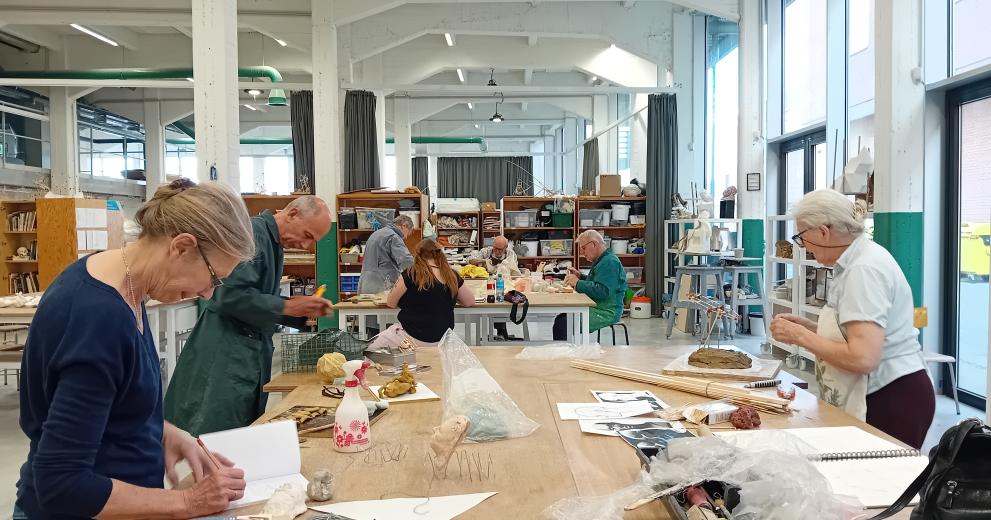 Leerlingen aan het werk in het atelier Beeldhouwkunst