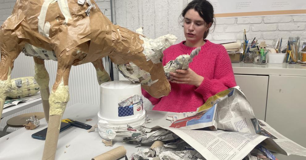 Leerling aan het werk in een atelier van de derde graad