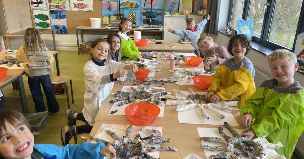 Leerlingen van de eerste graad aan het werk in het atelier in Zoersel