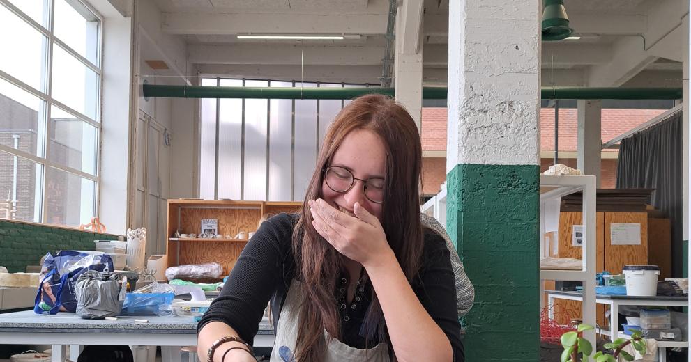 Leerling aan het werk in het atelier keramiek