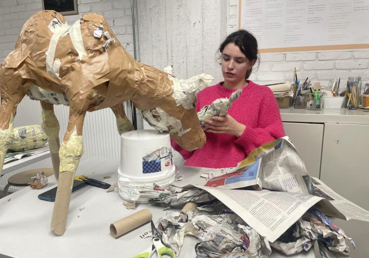 Leerling aan het werk in een atelier van de derde graad