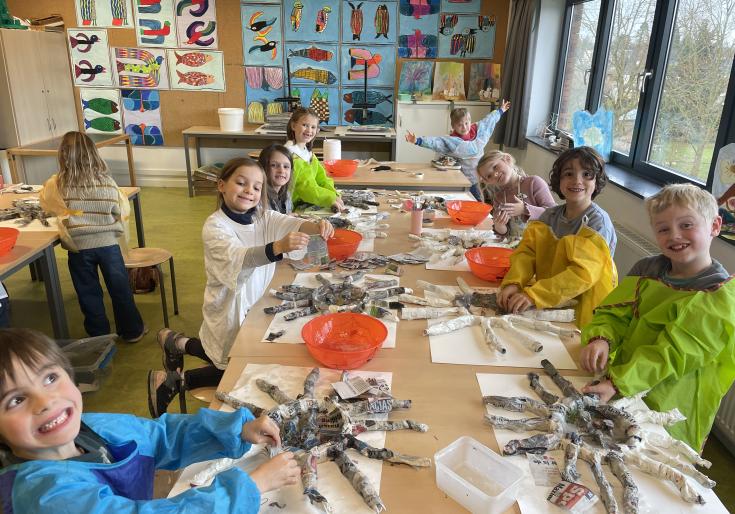 Leerlingen van de eerste graad aan het werk in het atelier in Zoersel