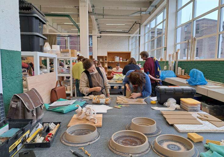 Leerlingen aan het werk in het atelier Keramiek