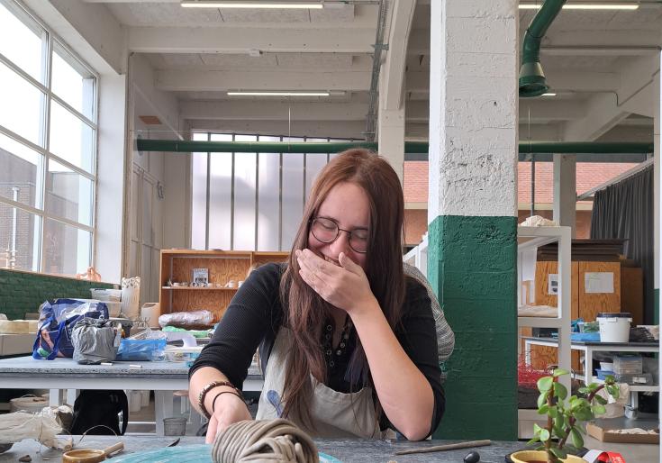 Leerling aan het werk in het atelier keramiek